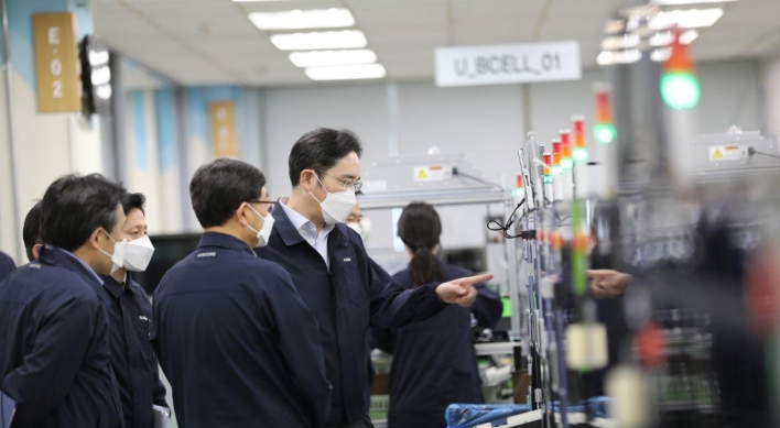 Samsung heir visits smartphone plant in Gumi