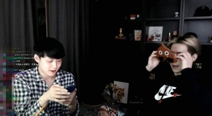 Park Yoo-chun makes surprise appearance on brother’s livestream