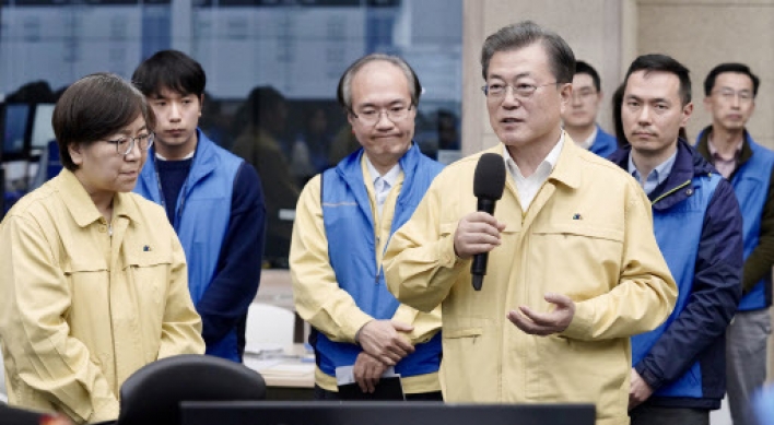 Moon makes first visit to virus control headquarters