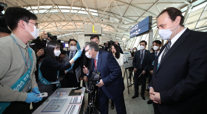 Foreign diplomats visit Incheon airport to observe S. Korea's quarantine procedures