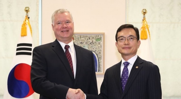 Senior diplomats of S. Korea, US hold phone talks over fight against new coronavirus