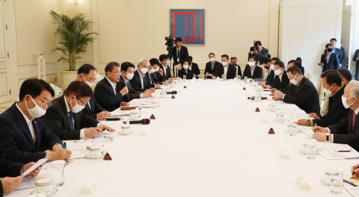 Moon meets leaders of business, labor groups, says pandemic-led economic crisis to continue