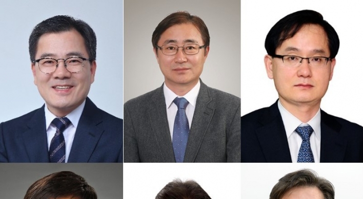 Moon replaces four vice ministers, two Cheong Wa Dae secretaries