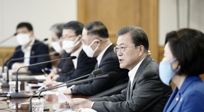 Moon urges finance industry’s support for economic measures