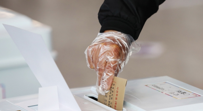 [Photo News] Early voting despite virus fears