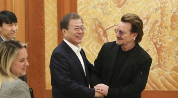 U2 leader asks S. Korean president to support Ireland in fight