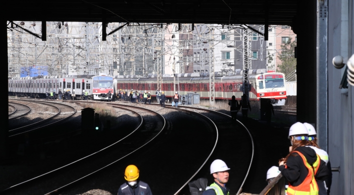 Subway train derails in Seoul, delaying services