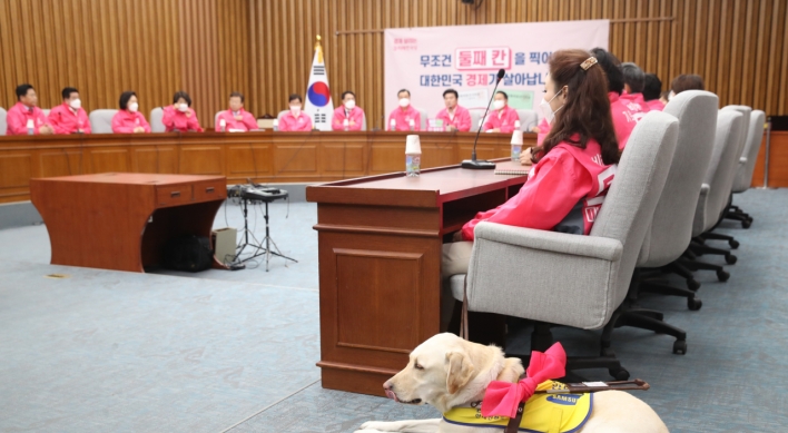 Blind lawmaker-elect's dog may be allowed in Assembly