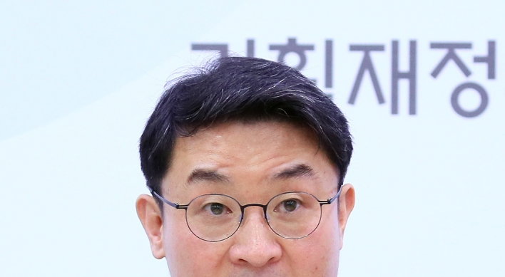 Financial official tapped as Moon's economic policy secretary