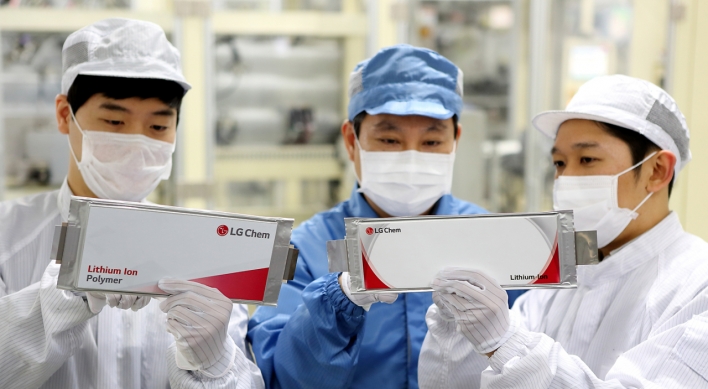 [Tech Read] China looms over Korea (3): Quality vs. price? Battle of batteries