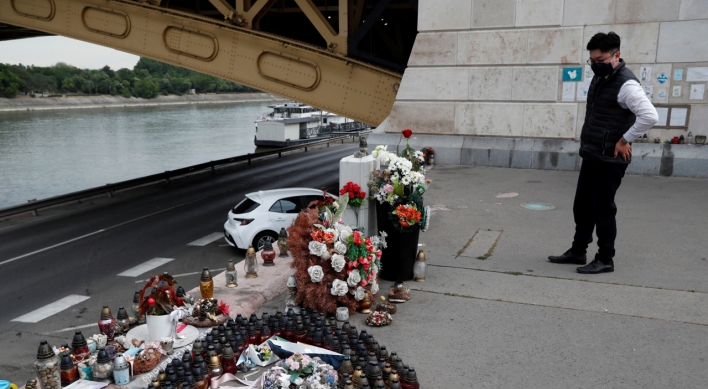 Hungary awards S. Korean rescue officials medals for search efforts in Danube boat sinking