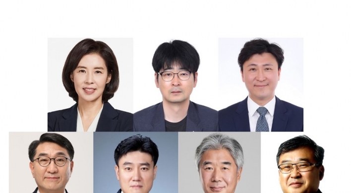 Moon replaces seven secretaries at Cheong Wa Dae