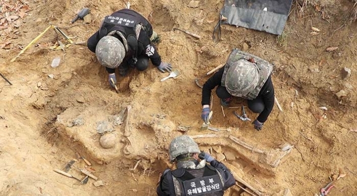 Vice unification minister visits DMZ war remains excavation site to take look at forestry project