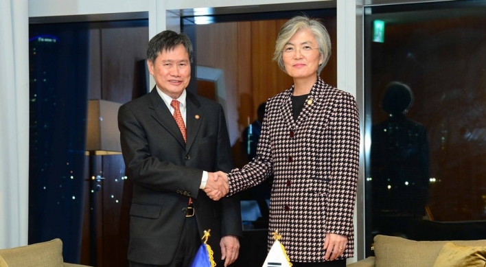 FM discusses coronavirus cooperation with ASEAN chief