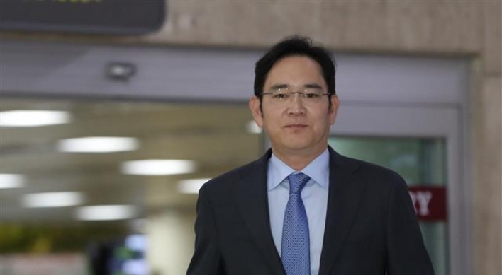 Samsung head faces panel's decision on possible indictment next week