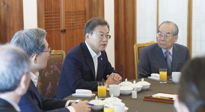 Moon meets former unification ministers to discuss N. Korea