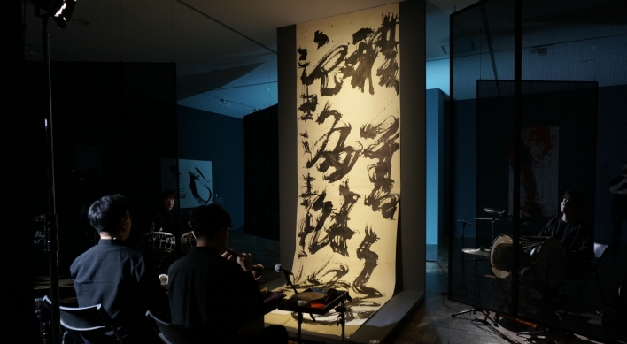 Gugak performed against backdrop of Korean calligraphy show