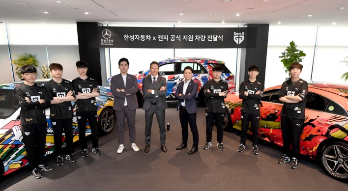 Han Sung Motor presents graffitied Mercedes-Benz to Gen.G Esports