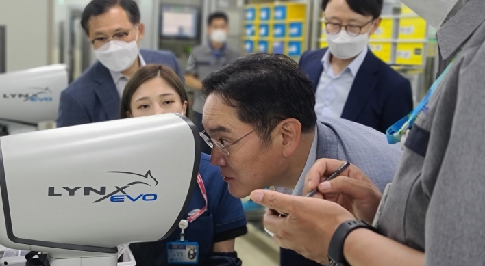 Samsung heir checks on automotive MLCC biz in Busan