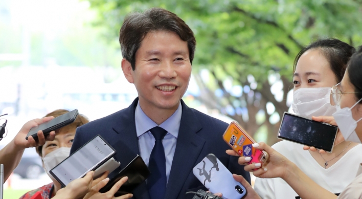 Moon appoints four-term lawmaker as new unification minister