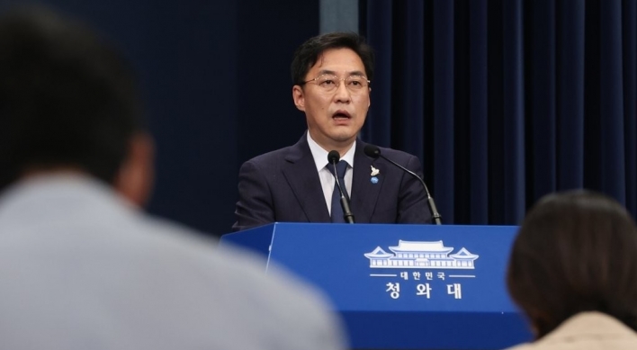 Cheong Wa Dae expresses regret at Abe's resignation, expresses hope for quick health recovery