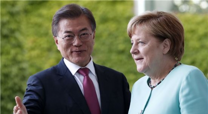 Moon, Merkel set for phone talks to discuss bilateral cooperation