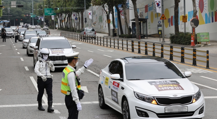 Conservatives stage 'drive-thru' rallies in Seoul on natl. holiday amid virus fears