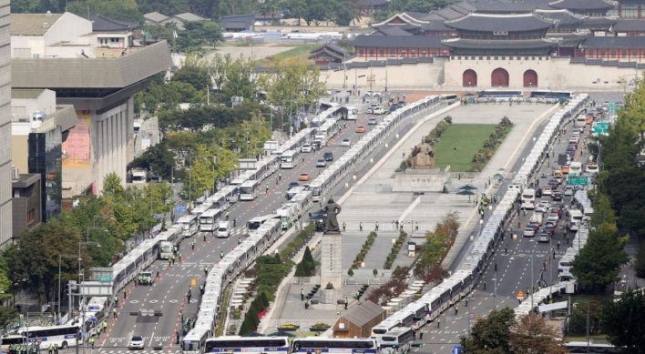 'Wall of buses' stirs up debate over how far police can go to stop rallies amid pandemic