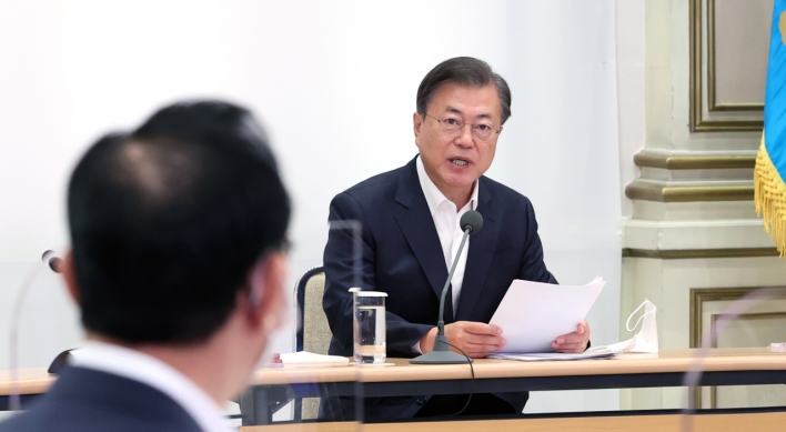 Moon instructs Cheong Wa Dae to cooperate with probe into investment fund scandals: Cheong Wa Dae