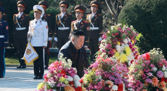 NK leader sends floral basket to cemetery in China in honor of fallen soldiers