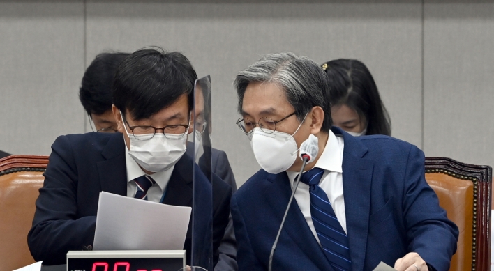 Lawmakers postpone audit of Cheong Wa Dae over absence of key officials