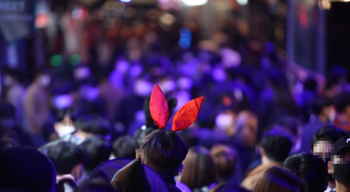 Popular Seoul areas crowded on Halloween night despite COVID-19 woes