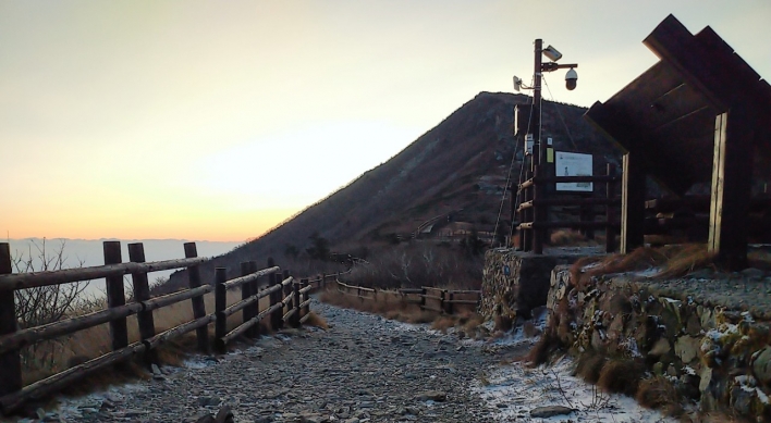 Mountain peaks see first snow of season