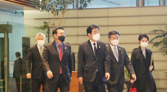 S. Korean lawmakers meet Suga in effort to mend diplomatic ties