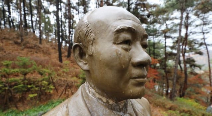 Man apprehended for vandalizing statue of ex-President Chun