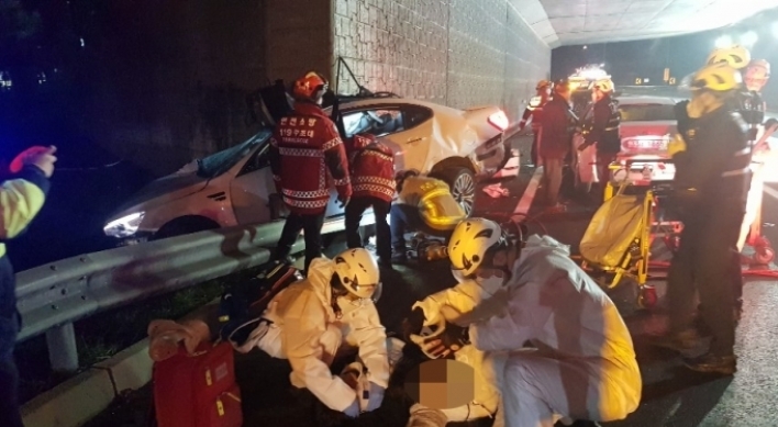 Car crash on Incheon airport expressway kills 2, injures 3