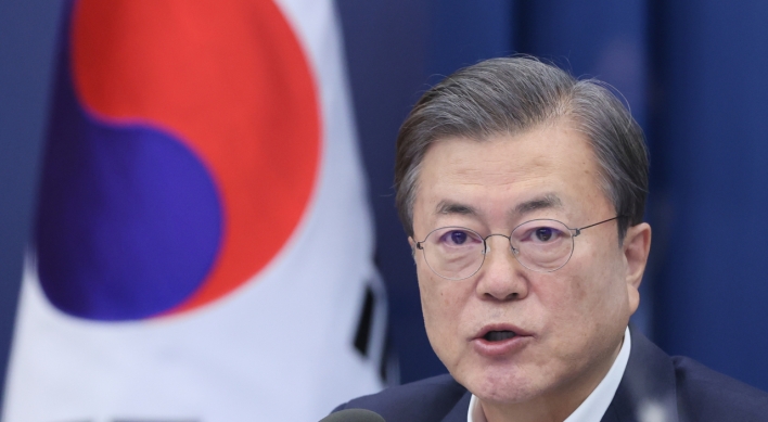 Moon urges civil servants to follow his reform drive despite troubles