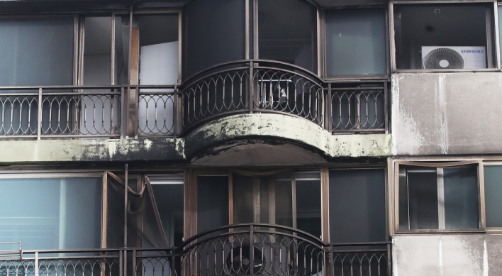 Police investigate cause of deadly fire at Gunpo apartment