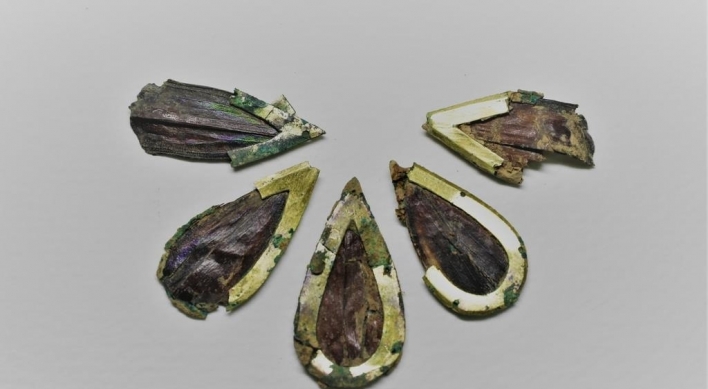 Go stones, jewel beetle ornaments, guilt-bronze crown unearthed at Silla-era tomb