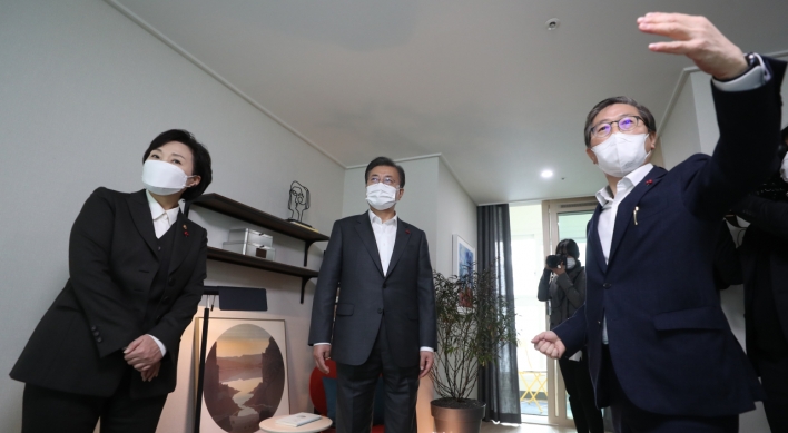 Moon visits public rental home complex amid housing market instability