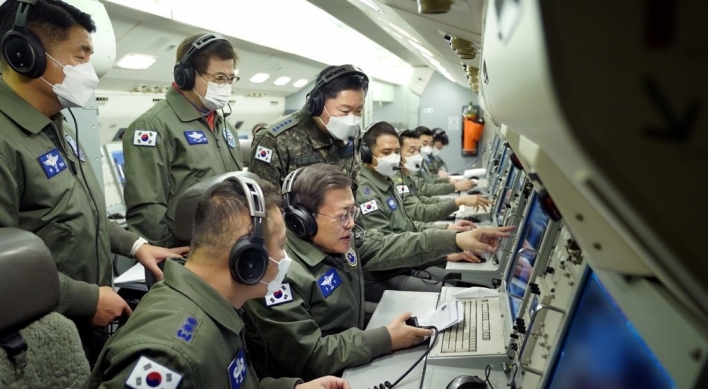 Moon inspects combat readiness on Peace Eye aircraft