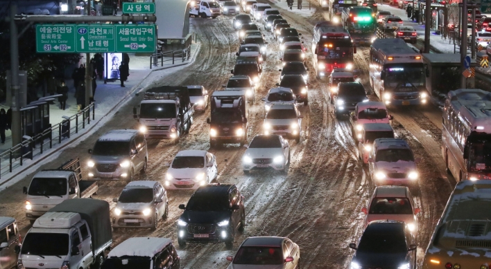 Cold wave, heavy snow disrupt morning traffic