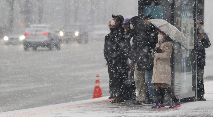 More snow hits S. Korea, threatening rush hour traffic