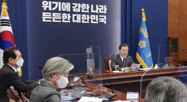 Moon to receive policy briefing on vaccine, antivirus efforts