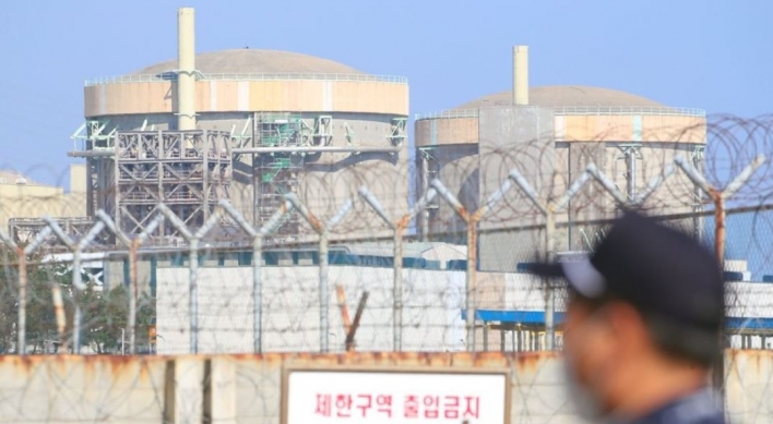 Prosecution questions ex-industry minister over reactor shutdown controversy