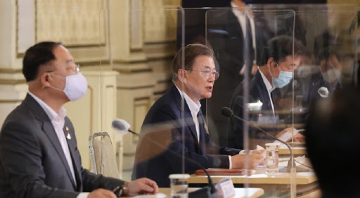 Moon shares finance minister's online message on S. Korea's economic performance