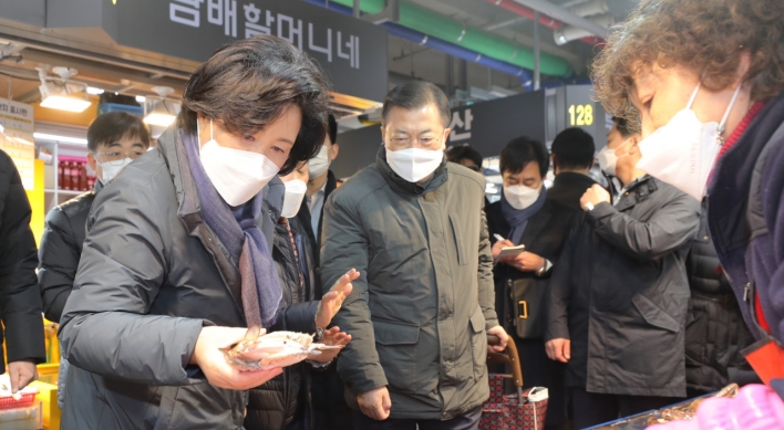 Moon, first lady visit traditional fish market ahead of Lunar New Year