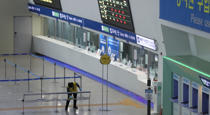 Virus dampens homebound travel on Lunar New Year