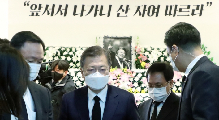 Moon pays respects to deceased Korean reunification activist