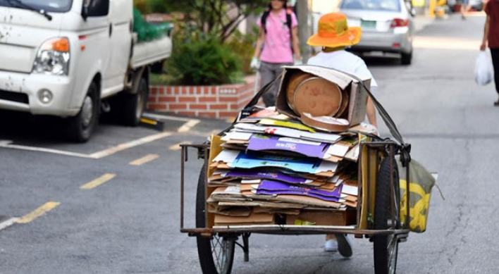 [Feature] Why do old people pick up cardboard in Seoul?